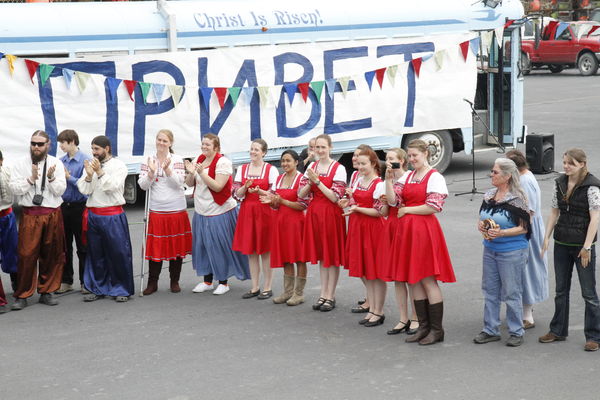 Кадьяк приветствует русских мореплавателей