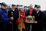 Русских моряков встречают представители племени тлинкитов