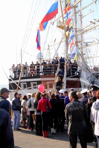 После завершения церемонии встречи все желающие могли подняться на борт знаменитого российского парусника