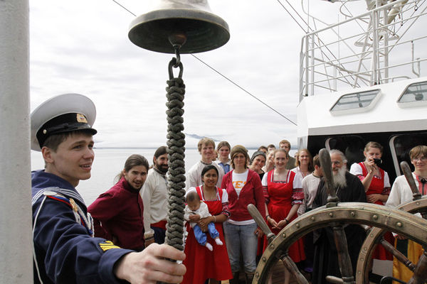 Курсант «Паллады» Василий Шишков проводит экскурсию по паруснику для местных жителей
