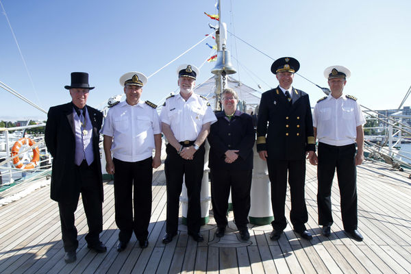 Капитан УПС «Паллада», экипаж судна, представитель ФАР в Канаде Темур Таиров,  мэр Виктории (в центре) и гости. Фото на память