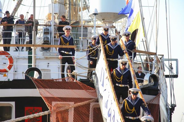 Участники Международной транстихоокеанской экспедиции сходят на землю