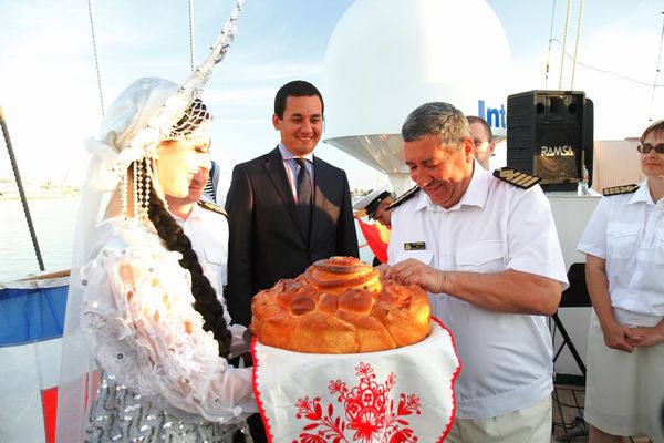Хлебом-солью приветствовали экипаж УПС «Паллада» (Вице-консул РФ Игорь Шактар-олл, балерина Мария Тихомирова, капитан УПС «Паллада» Василий Свириденко)